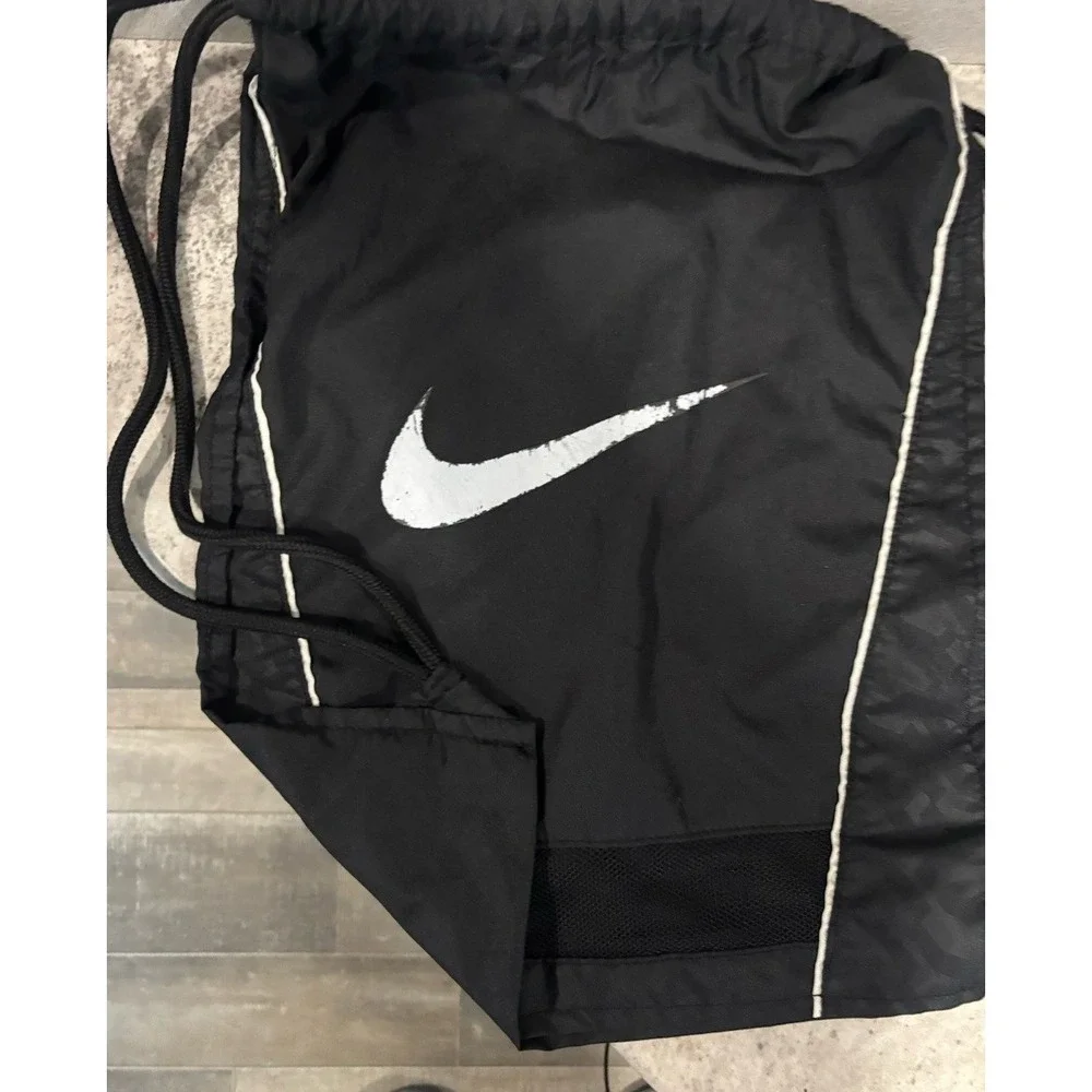 Nike Bag Drawstring Football Black & White Cleat Cleat/Gym Bag 19 x 14 vented‎